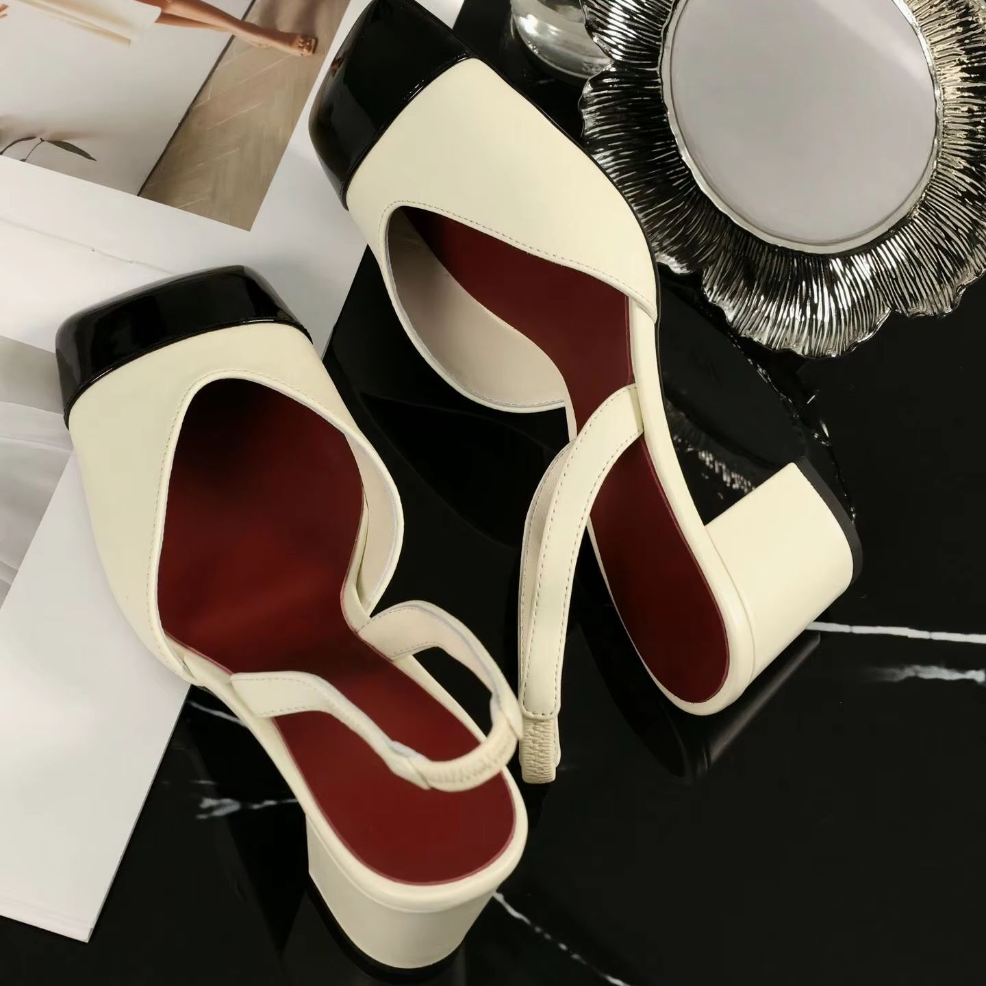 Sandals - Damskie czółenka z paskiem na pięcie,