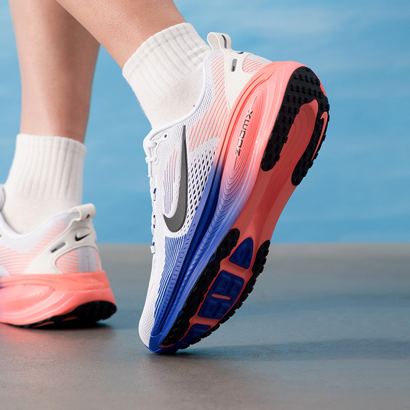 NIKE VOMERO 18 HM6803-114 – or – Lightweight Road Running Shoes recenzja i cena